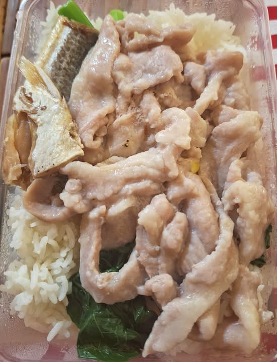43. Rice in Clay Pot with Pork & Salty Fish 咸鱼爽肉饭